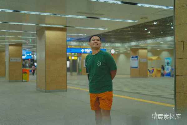 机场里一个男人正在对着镜头看。