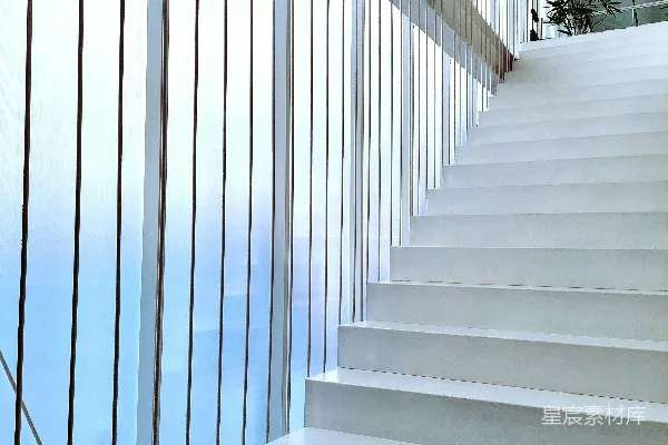 一组白色的楼梯通往窗户