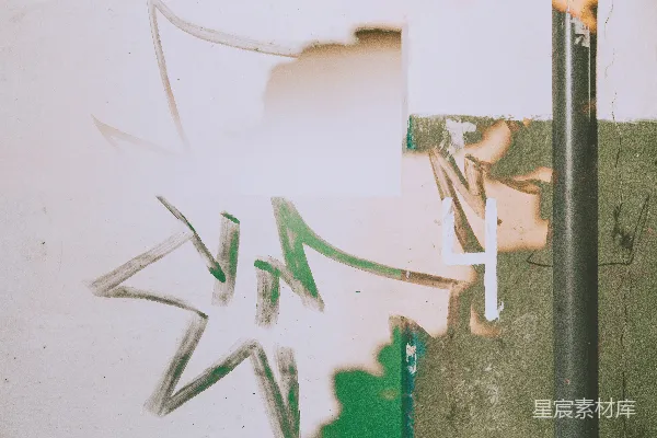 墙边建筑物一侧的涂鸦靠近街灯