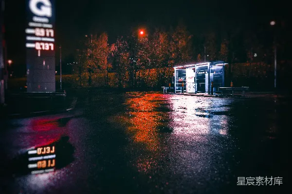 高清摄影 一个公交车站夜晚坐落在路边。