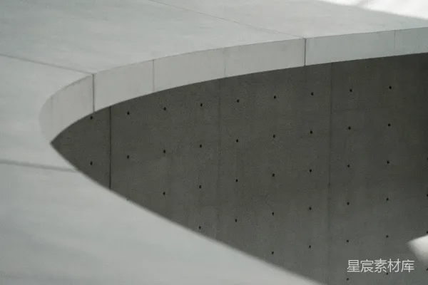 高清摄影 白天，灰白色的天空下，一栋灰色的混凝土建筑。