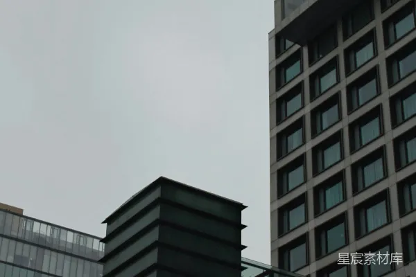 高清摄影 一座建筑物前的杆子上挂着的钟