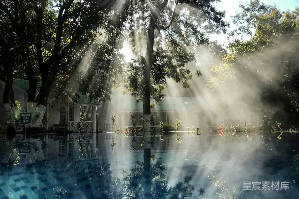 一股喷泉水柱高高升起
