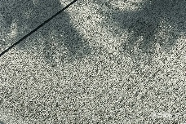 高清摄影 一个在城市街道上滑滑板的人