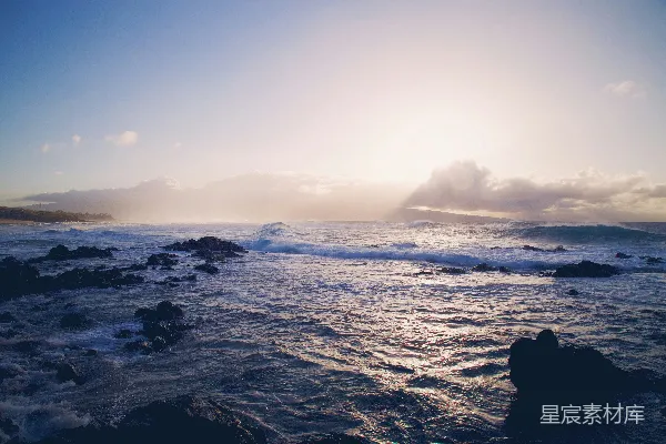 海洋波浪撞击岩石的风景照片