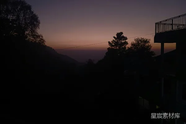山头树木沐浴在落日的余晖中