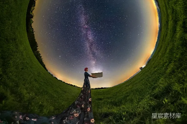 一个站在田野中的人看着星星。