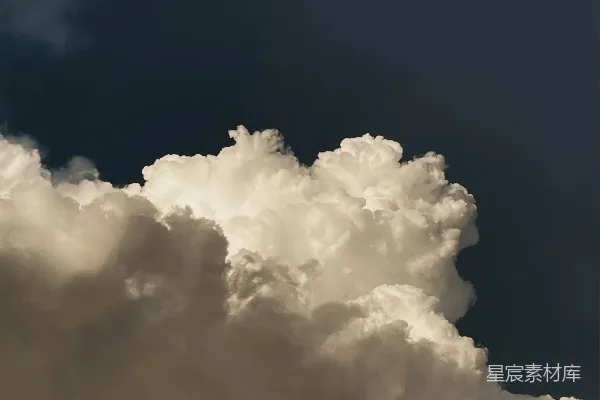 高清摄影 天空中飞着一架满是云朵的飞机。