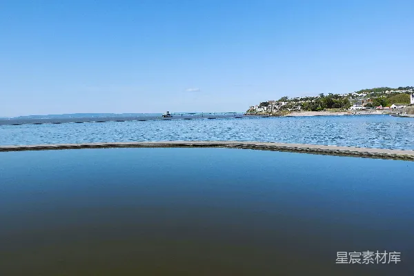 一大片水体背景是天空。
