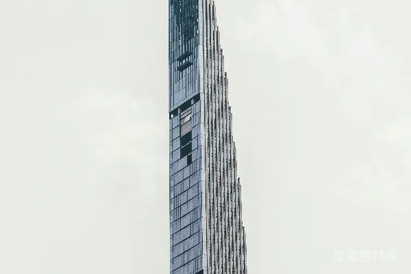 白天灰暗的混凝土建筑下的白色天空