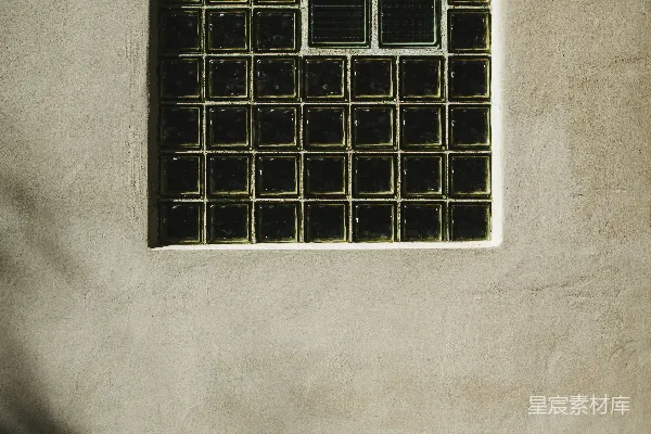 侧 Building 上的一个窗户