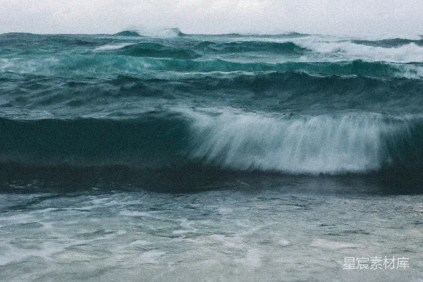 一片水域中有波浪涌来