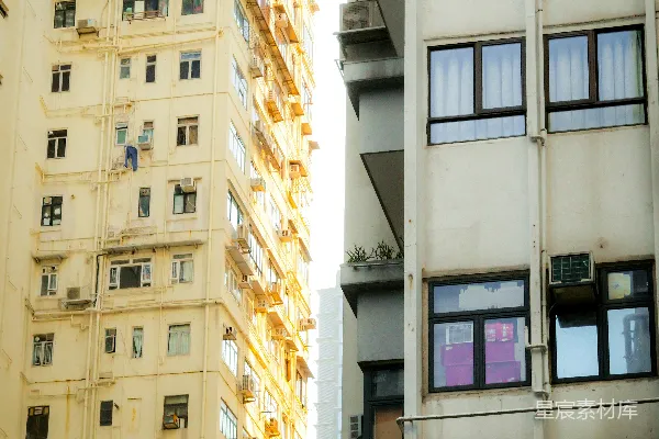 高清摄影 一座高大的白色建筑紧邻着另一座高大的白色建筑。