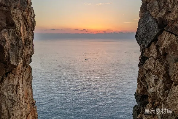 透过两块岩石看到的水面景色