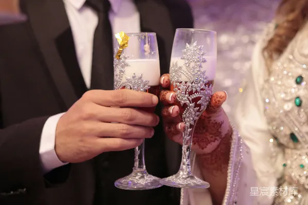 一个男人和一个女人拿着香槟高脚杯