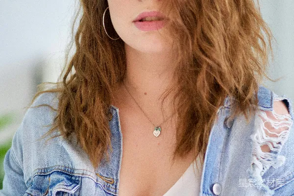 蓝 denim 夹克的女人