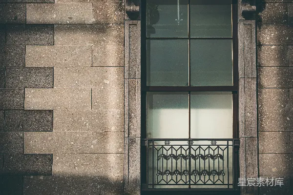 有窗户和信箱的建筑物