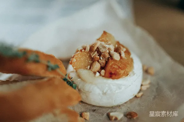 白 Bread 顶部涂抹着白奶油