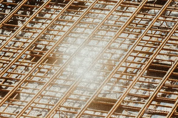高清摄影 一座正在建设中的建筑，中央有一个钟表。