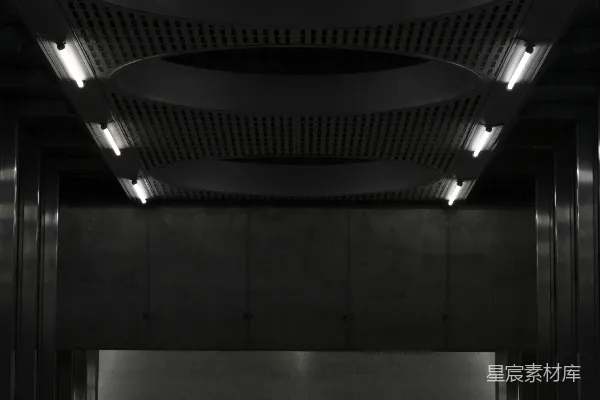 灰色的混凝土建筑，黑色金属天花板