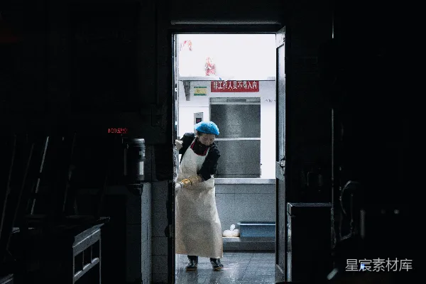一个穿着白裙子的女人走进了一个黑暗的房间