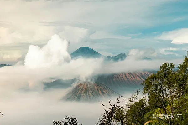 云雾中的山景