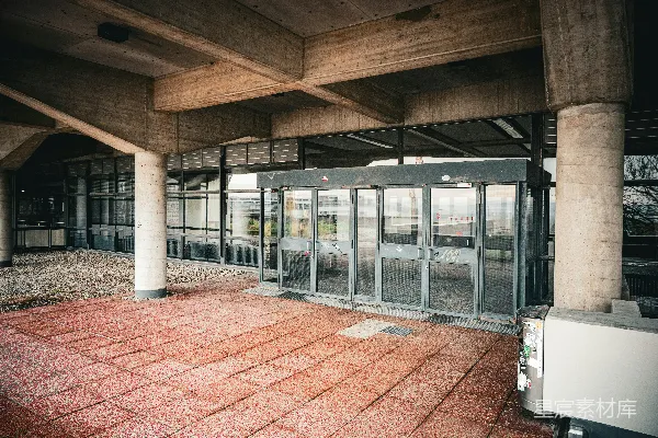 现代建筑入口配有自动玻璃门