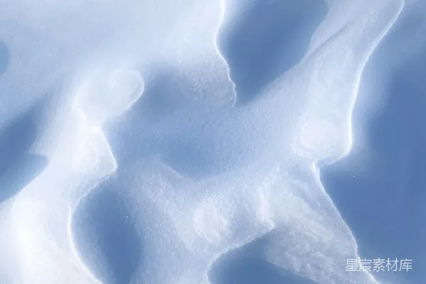 高清摄影 一座覆盖着积雪的山，上面有很多积雪。