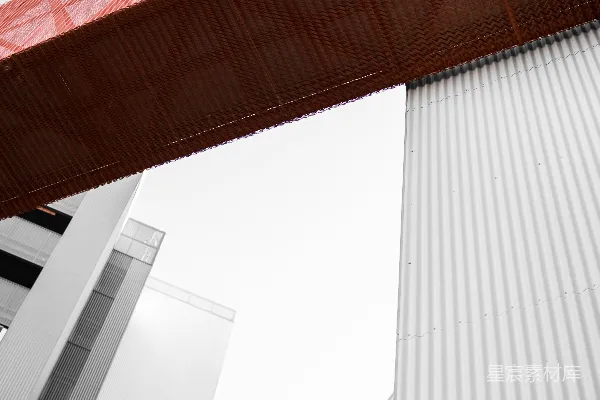 白色和红色的混凝土建筑