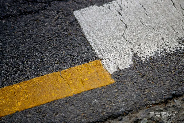 高清摄影 道路旁画着一条黄白相间的线。