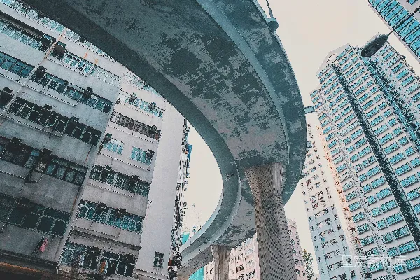 路上的汽车靠近高-rise建筑在白天
