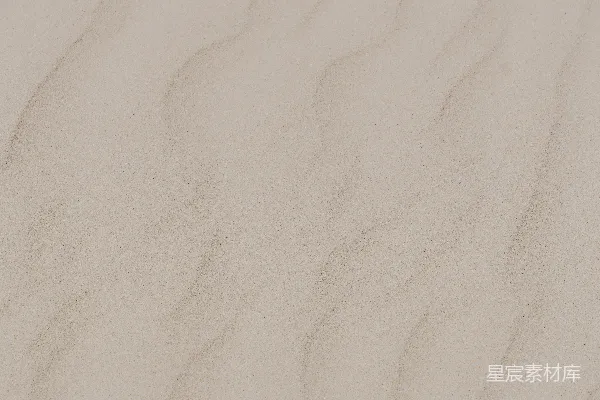 高清摄影 一片白色的沙丘，上面有波浪状的线条。
