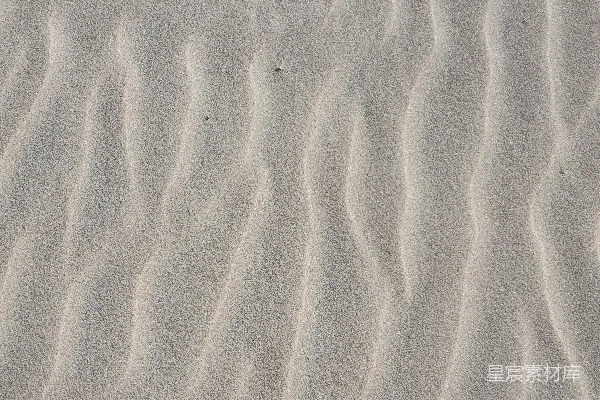 高清摄影 一条白色的沙丘，沙子上有着波浪形的线条。