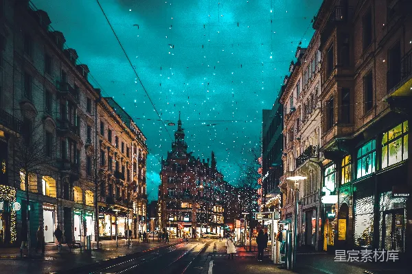 路上建筑物间的夜间车辆行驶