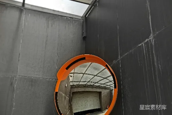 墙边装有一个圆形镜子