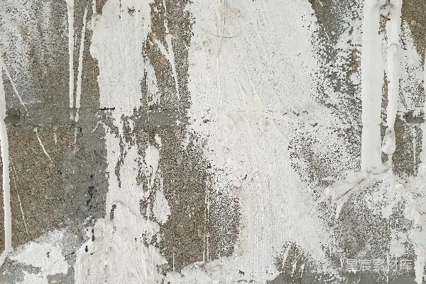 高清摄影 一个男人在积雪覆盖的斜坡上滑雪。