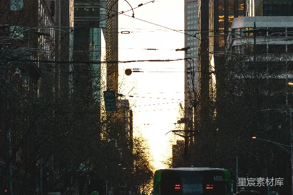 灰黑的城市与铁路及建筑风景
