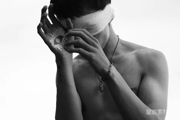 一个戴着眼罩的男人。