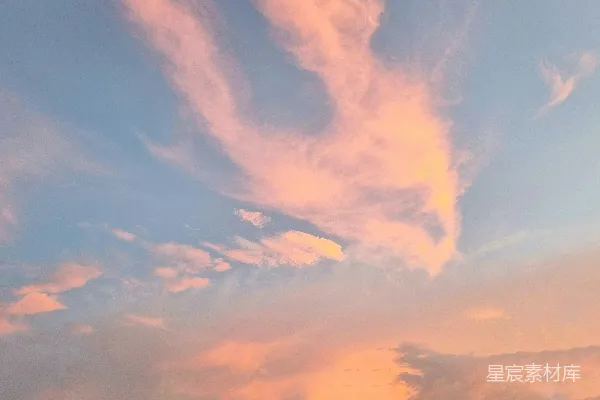 飞机在夕阳下飞翔于天空中