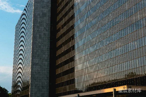两座非常高的建筑紧挨着另一座非常高的建筑