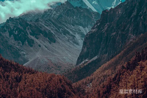 山脚下有一片水域的山脉。