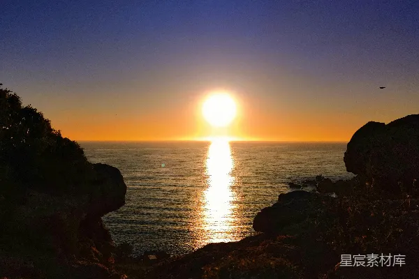 一片夕阳映照在水面之上