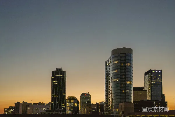 夕阳下的城市天际线