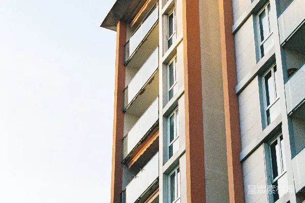 棕色和白色的混凝土建筑