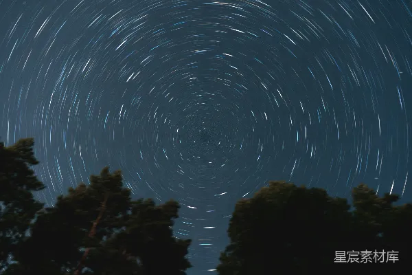夜空中可以看到星轨。