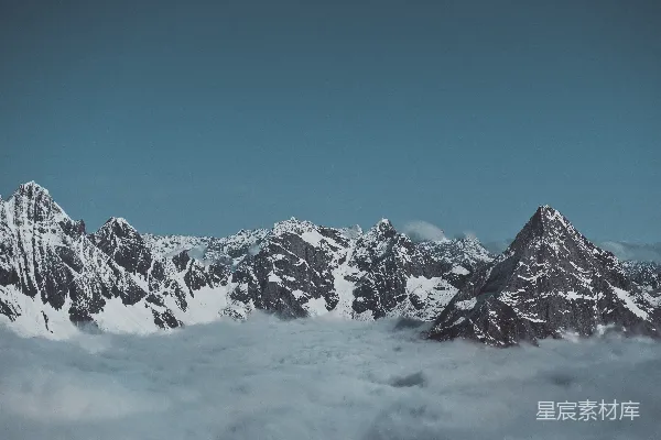 白灰色山的风景摄影