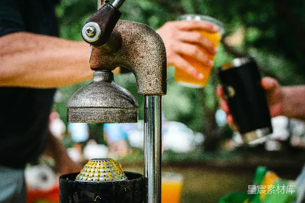 一个人大笑拿着一瓶啤酒的特写