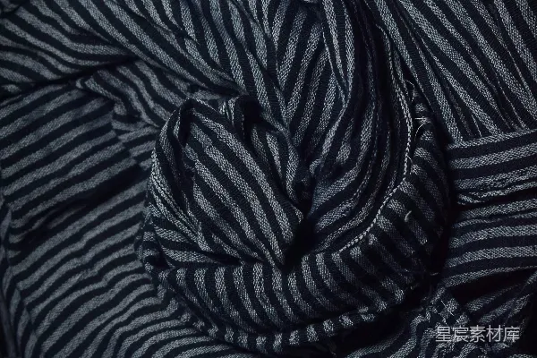 高清摄影 暗色的织物上有细灰色条纹，折叠得非常精致。