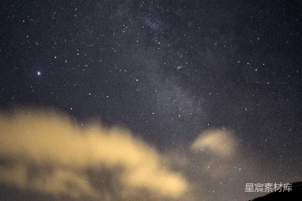 夜空被星星和云彩填满
