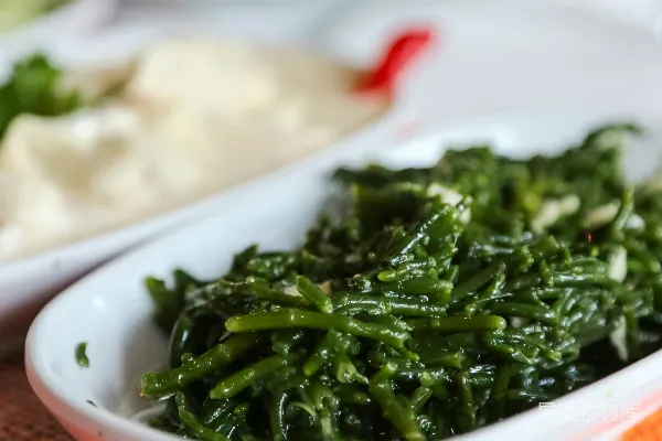 一个碗里的食物特写镜头放在桌子上